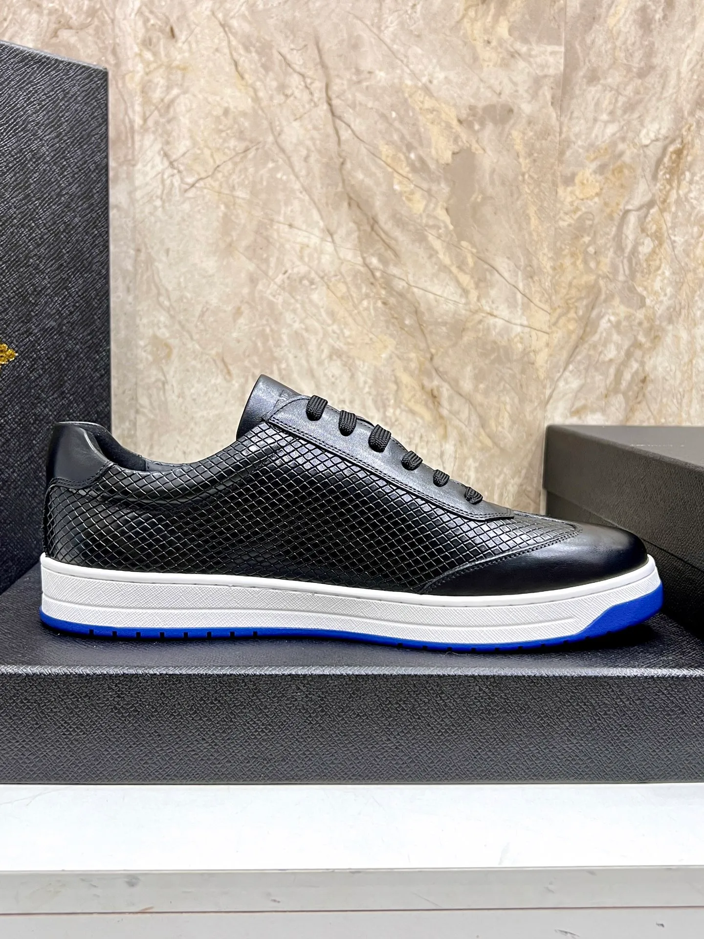 💰620 Prada classic men’s lace-up casual shoes｜Imported cowhide upper｜Layered stitching design on the upper Lightweight and breathable｜Soft and comfortable｜PRADA letters on the side｜Distinctive sporty style Showing the brand style｜Lightweight embossed rubber sole｜With cowhide foot pad lining｜Excellent foot feel Fashionable and elegant｜Size: 38-44 (customized at 45)